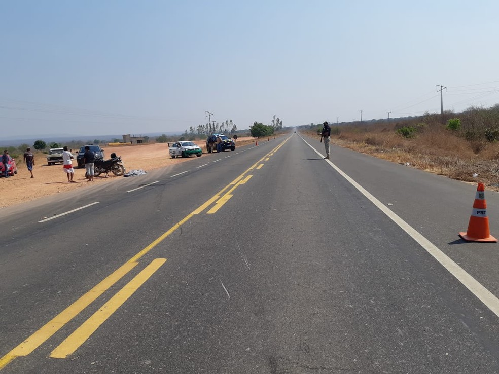 Mulher morre após cair de moto durante colisão entre motocicletas na BR-135 — Foto: Divulgação PRF