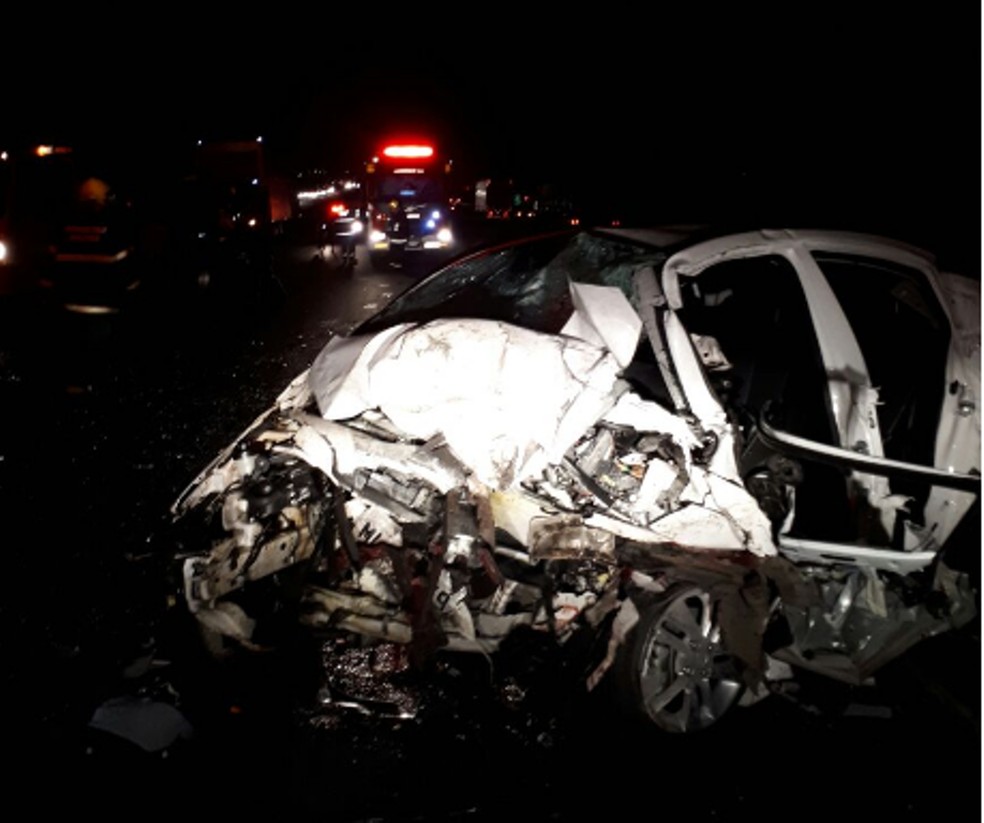 Veículo ficou destruído após colisão (Foto: CBMSC/Divulgação)