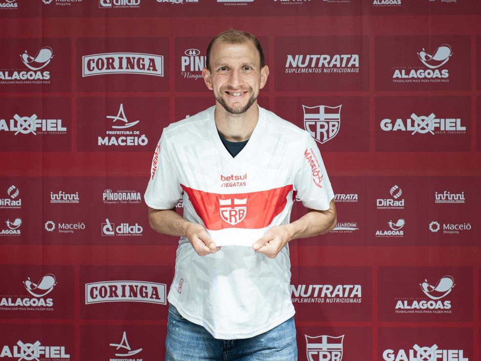 Renan Bressan veste a camisa do CRB — Foto: Francisco Cedrim/ASCOM CRB