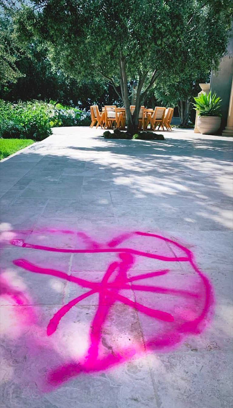 A arte feita pela pequena Penolope (6 anos) no chão da mansão da mãe, a socialite Kourtney Kardashian (Foto: Instagram)