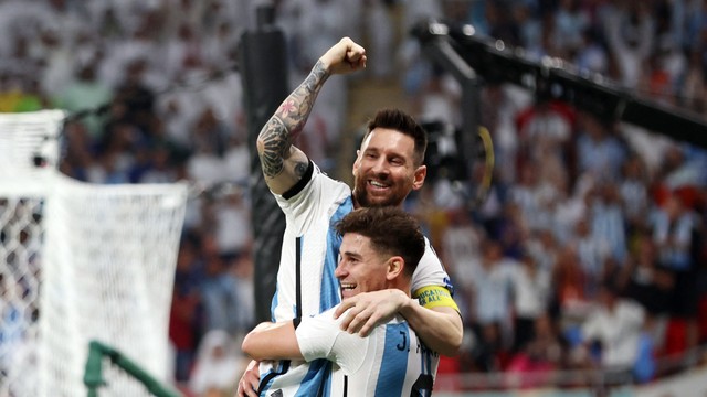 Messi e Julian Alvarez comemoram vitória da Argentina sobre a Austrália