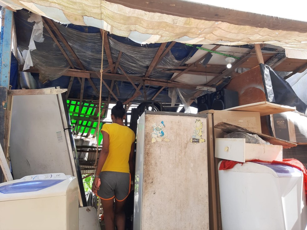 Com medo de ficar sem dinheiro, mãe de 4 filhos pensa em mudar de casa para um barraco em Maceió — Foto: Ana Clara Pontes/g1