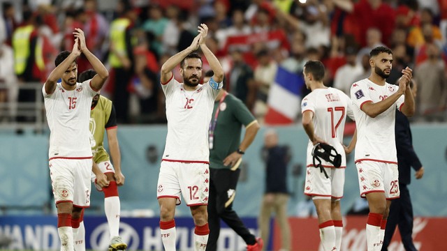 Jogadores da Tunísia aplaudem a torcida após vitória em cima da França