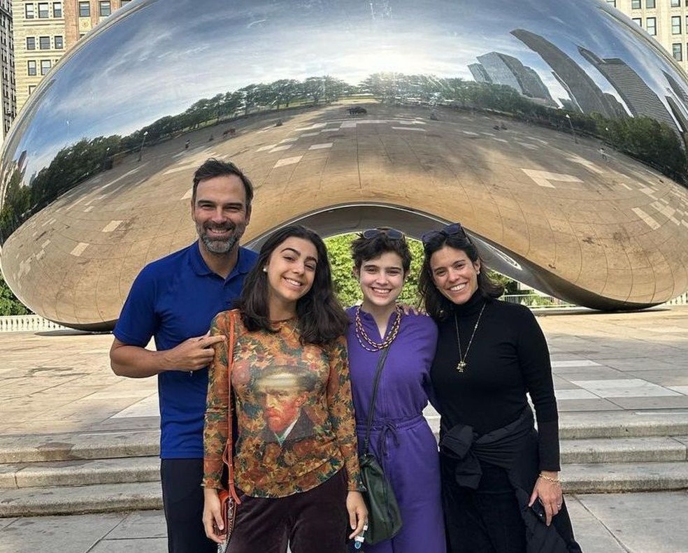 Tadeu Schmidt ao lado da família me ponto turístico de Chicago, nos EUA — Foto: Reprodução/Instagram