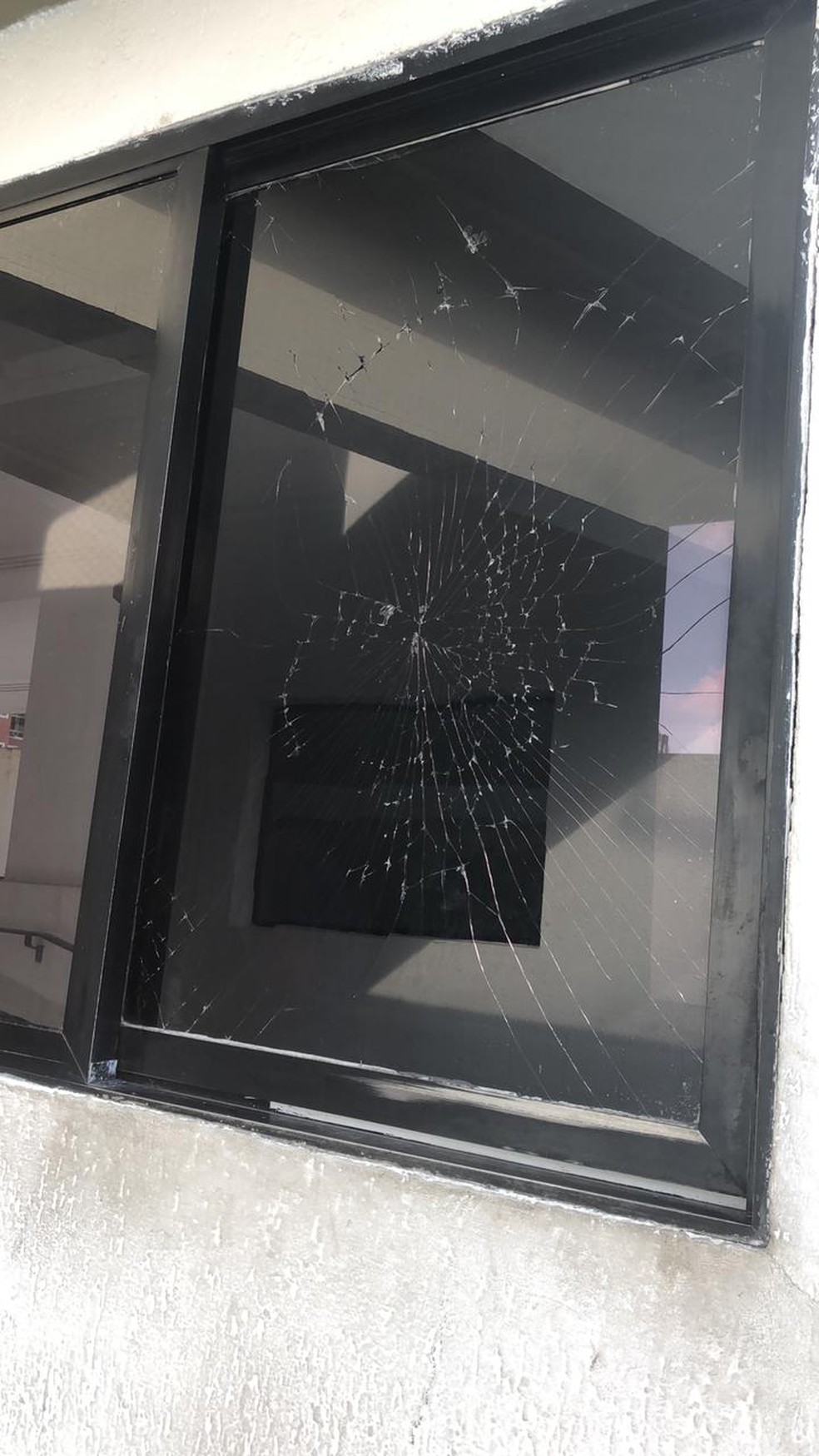 Segundo relata zelador, vidro de portaria foi quebrado por nutricionista em março deste ano — Foto: Arquivo pessoal
