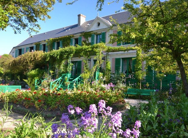 Junta à casa rosa com janelas verdes Monet criou um dos mais espetaculares jardins do mundo (Foto: Fondation Monet / Reprodução)