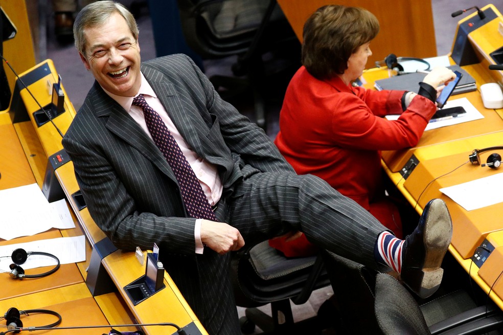  Nigel Farage, membro do Parlamento Europeu e um dos líderes da campanha vitoriosa para a saída do Reino Unido da União Europeia, mostra sua meia durante sessão em Bruxelas, nesta quarta-feira (29) — Foto: Francois Lenoir/Reuters