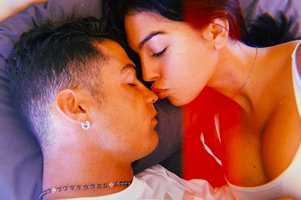 O jogador de futebol Cristiano Ronaldo com a namorada, a modelo argentina Georgina Rodríguez (Foto: Instagram)