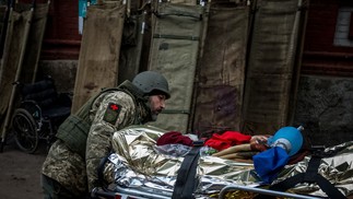 Médico voluntário atende soldado ucraniano em Donetski — Foto: Anatolii Stepanov/AFP