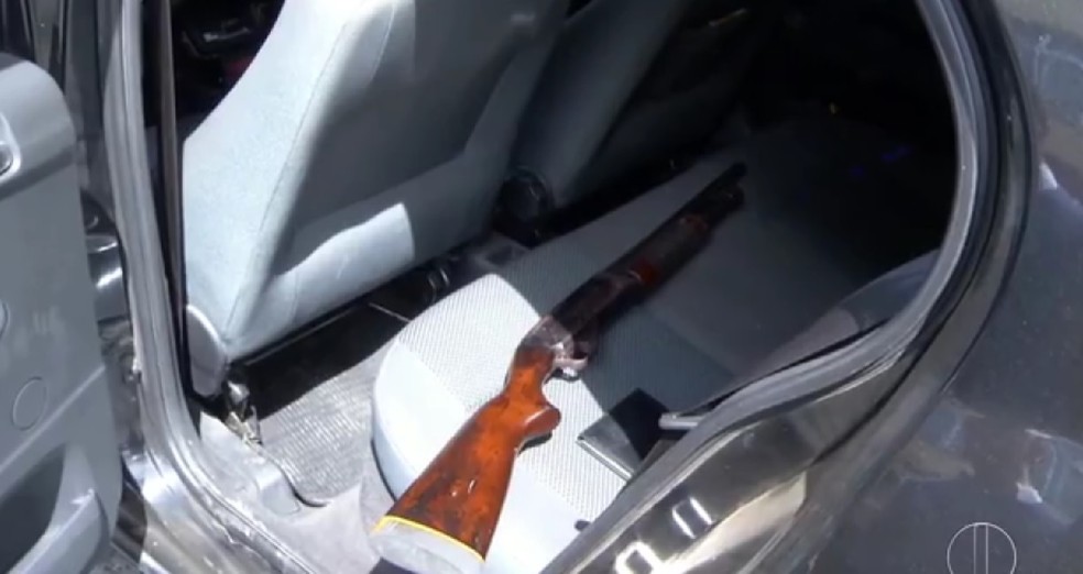 Arma foi apreendida dentro de carro que seria usado na fuga dos suspeitos em Nova Friburgo (Foto: Reprodução/Inter TV)