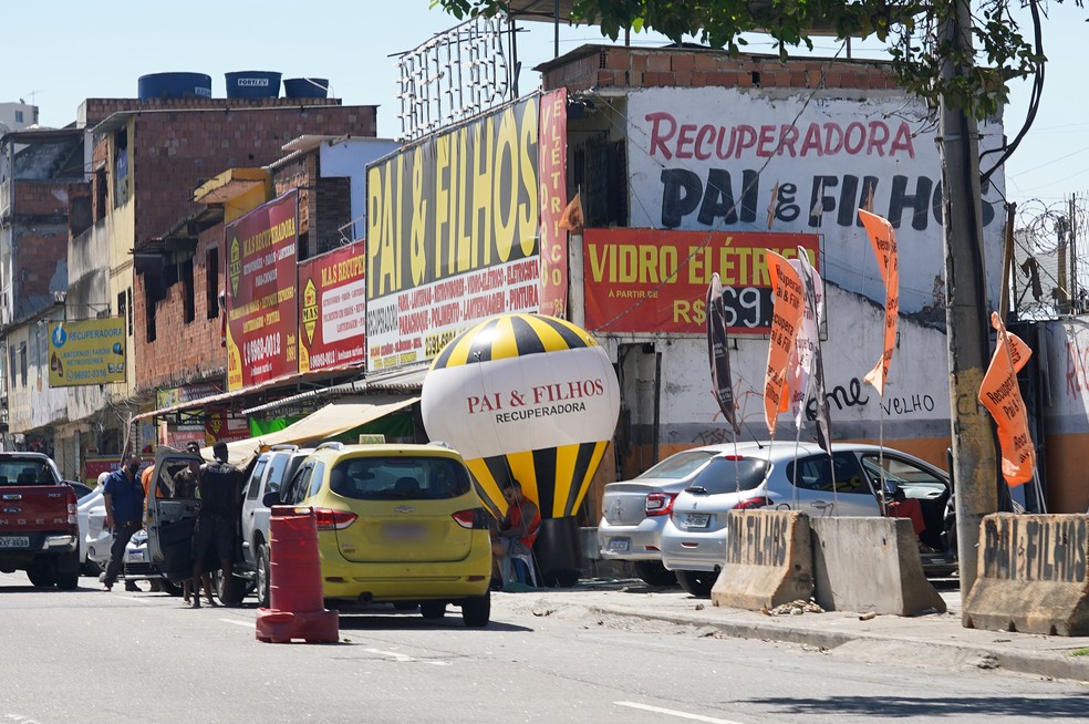 Carros fazem fila dupla na Avenida Radial Oeste para troca de peças — Foto: Marcos Serra Lima/g1