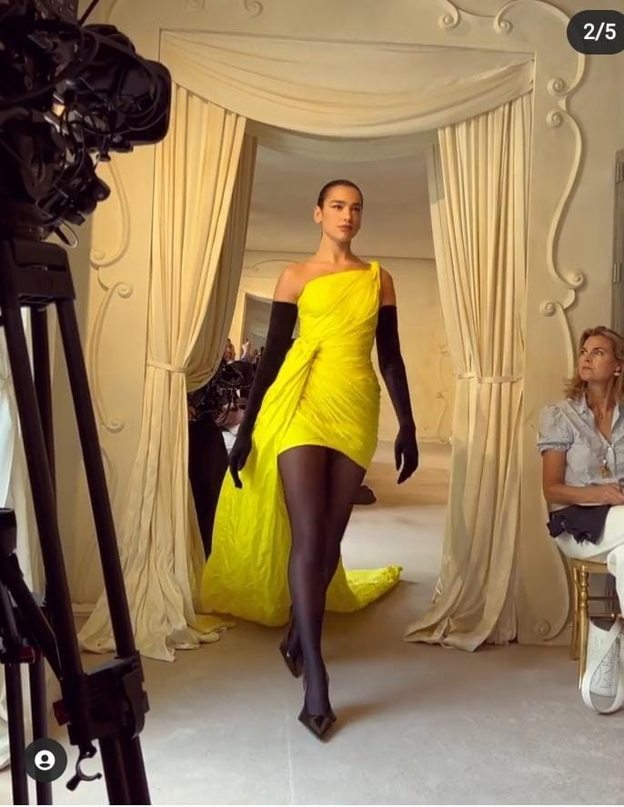 Kardashian, Nicole Kidman e Dua Lipa desfilam na passarela de alta-costura da Balenciaga - Vogue |