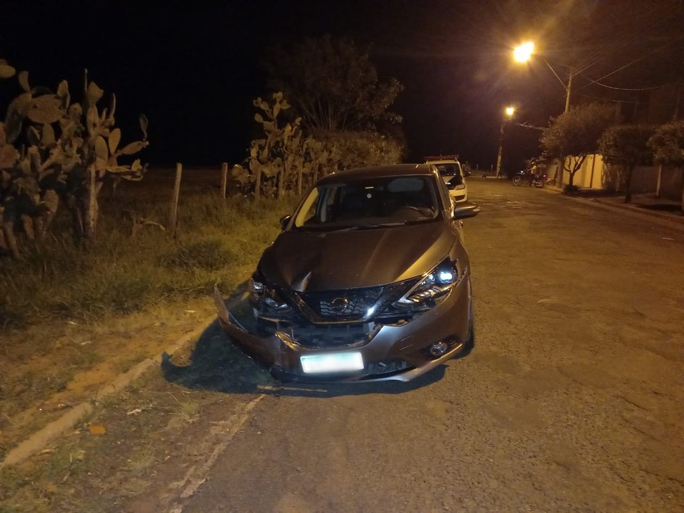 Carro usado por golpista foi achado batido e abandonado em rua do Jardim São Lucas; mulher teria participado da ação conseguiu fugir — Foto: Arquivo pessoal