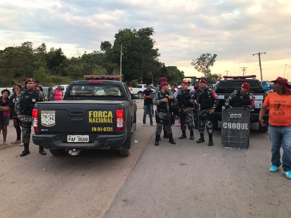 Força Nacional e Batalhão de Choque reforçam segurança no lado brasileiro da fronteira após confusão entre manifestantes e guardas venezuelanos — Foto: Alan Chaves/G1 RR