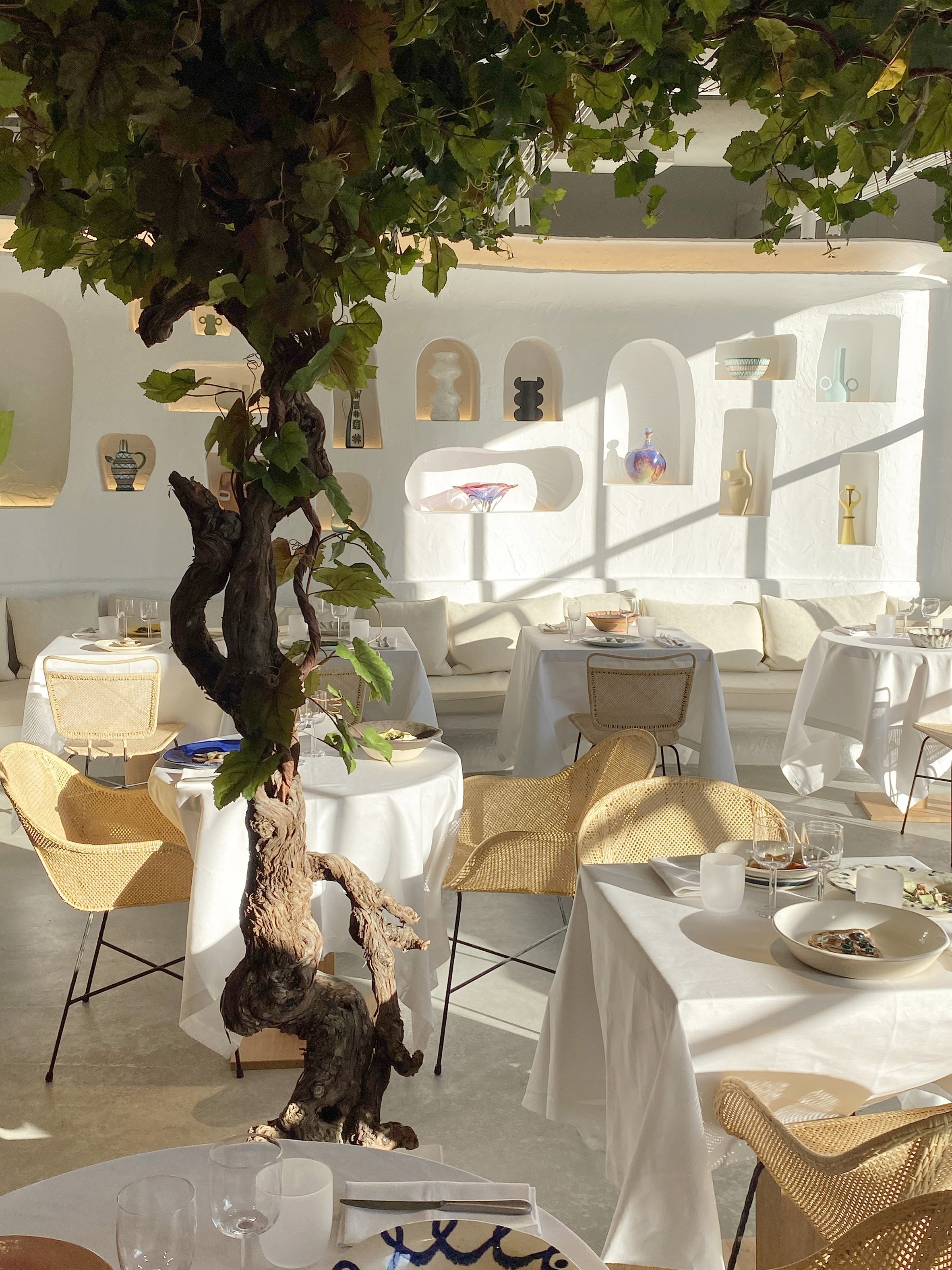 Novo restaurante de Jacquemus incorpora o verão em cada detalhe (Foto: Yoann Et Marco)