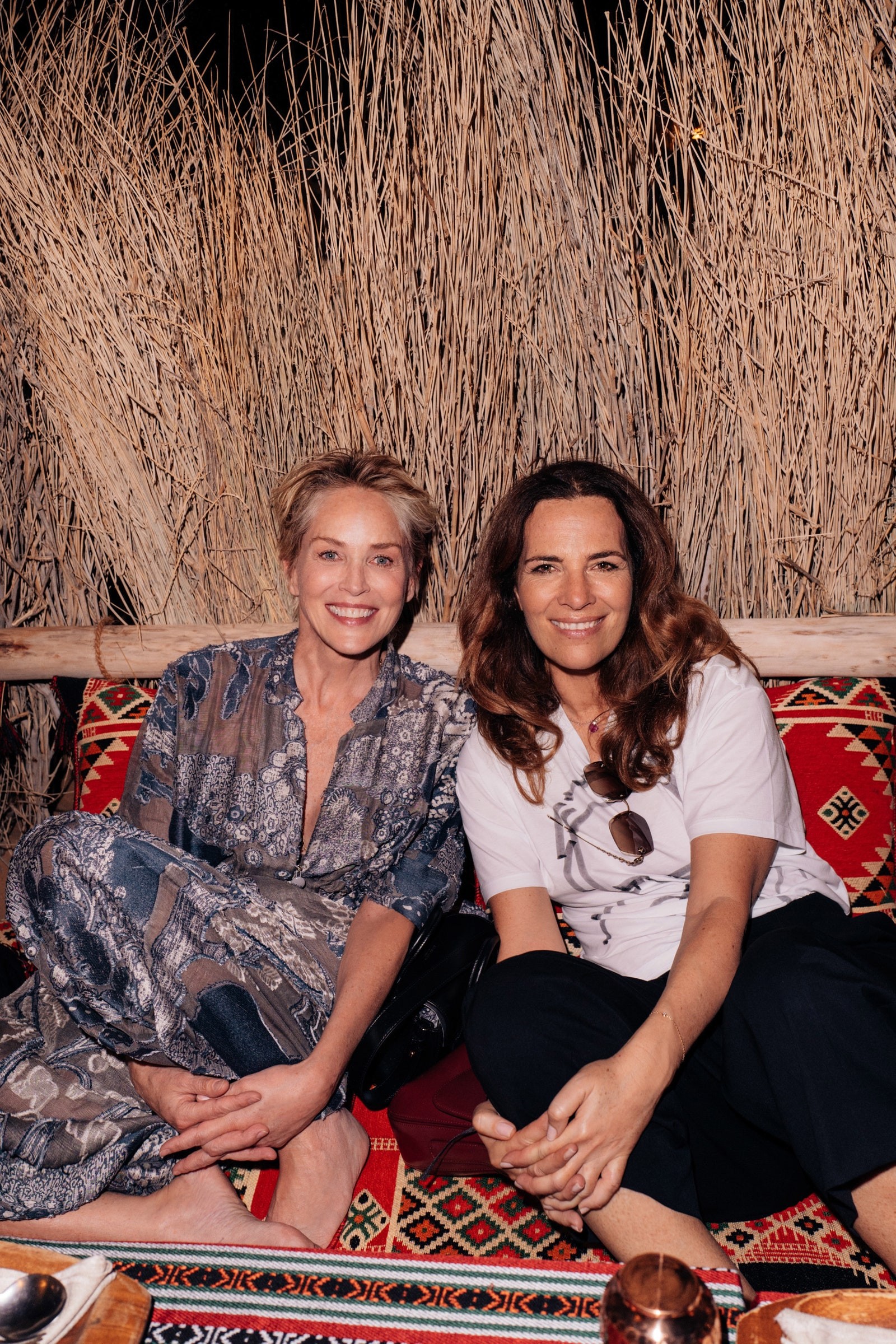 Sharon Stone e Roberta Armani em jantar exclusivo no deserto (Foto: Divulgação )