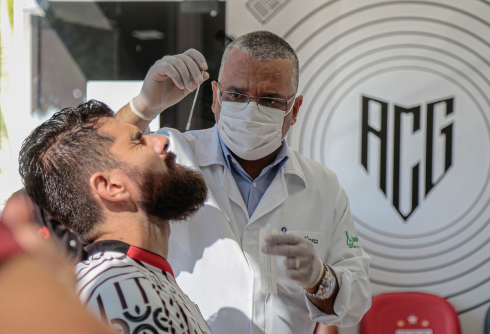 Goleiro do Atl&eacute;tico-GO, Fernando Miguel faz teste para diagnosticar presen&ccedil;a da Covid-19 &mdash; Foto: Bruno Corsino/ACG