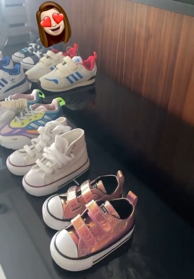 Sneaker lover, Alok volta de viagem com mala recheada de sapatos para os filhos (Foto: Reprodução/Instagram)