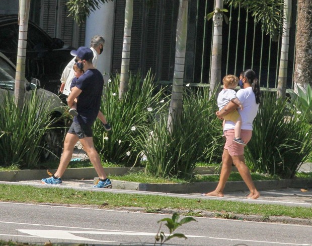Thales Bretas passeia com os filhos em Ipanema (Foto: Daniel Delmiro/AgNews)