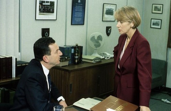 John Benfield e Helen Mirren em cena da série policial britânica Prime Suspect (Foto: Reprodução)
