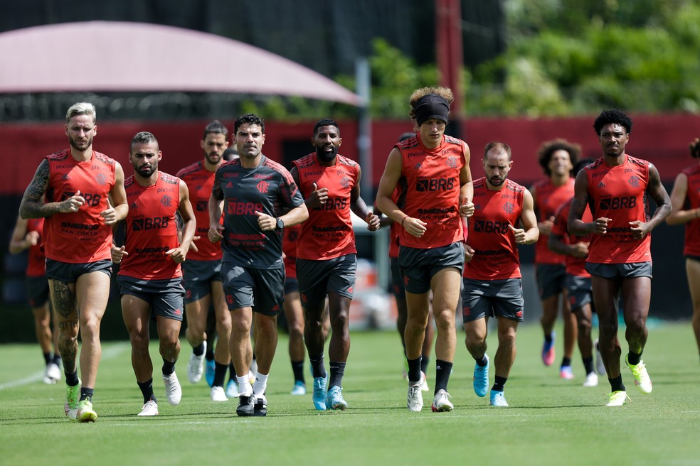 Preparador Antônio Gomez durante treino do Flamengo no Ninho — Foto: Gilvan de Souza/Flamengo