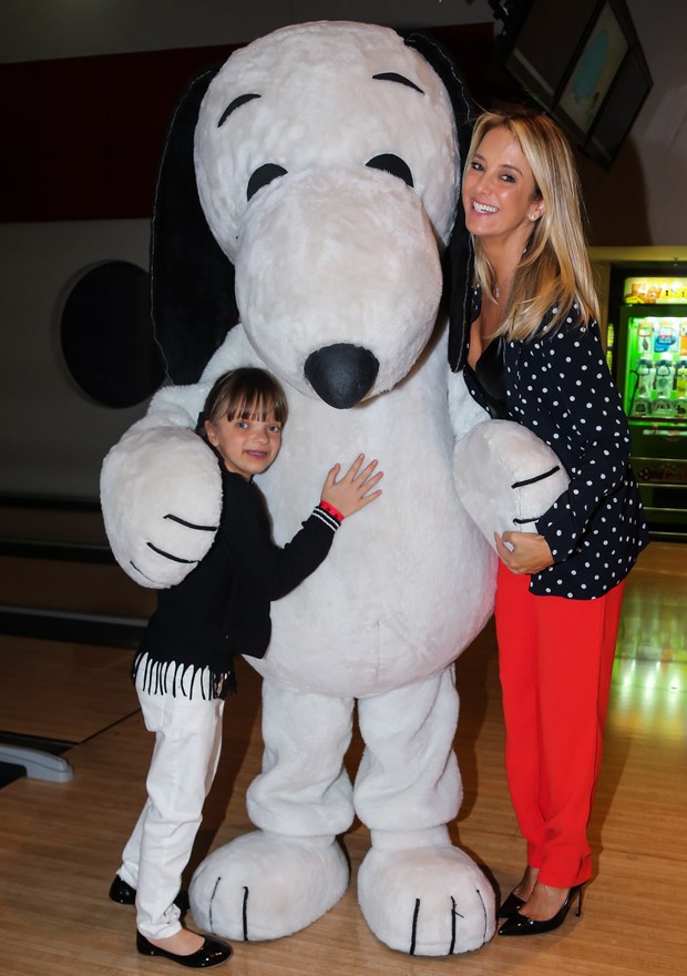 Ticiane Pinheiro e Rafaella Justus posam com Snoopy (Foto: Manuela Scarpa/Brazil News)