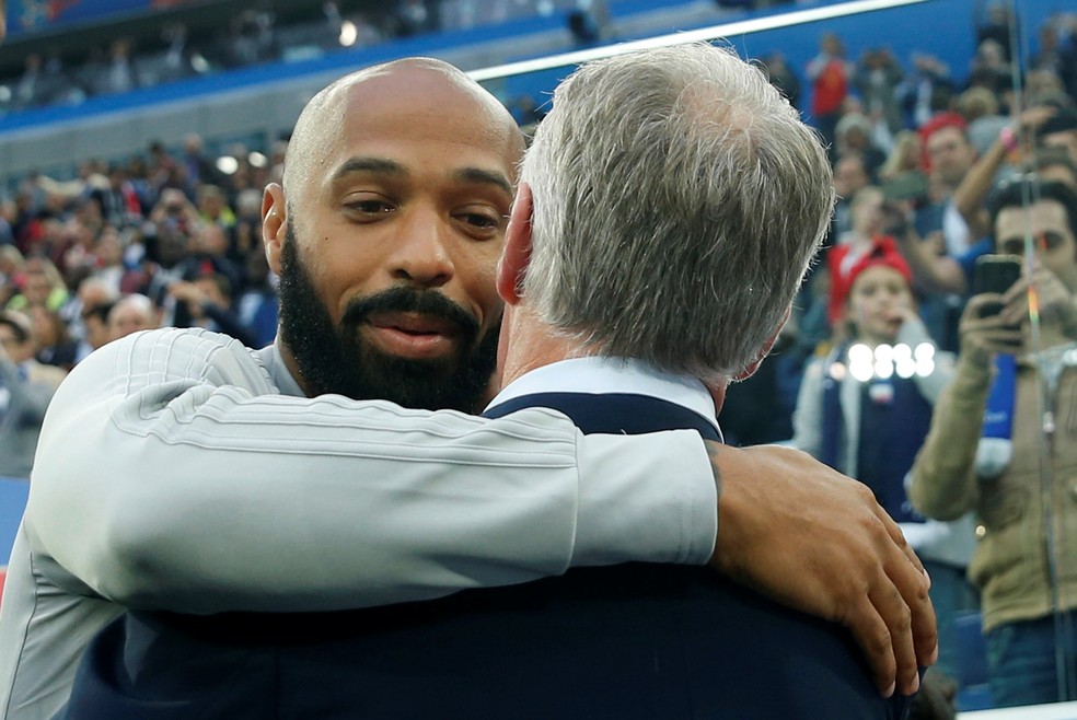 CampeÃµes em 1998 como jogadores, Henry e Deschamps se abraÃ§am antes da partida entre FranÃ§a e BÃ©lgica (Foto: REUTERS/Lee Smith)