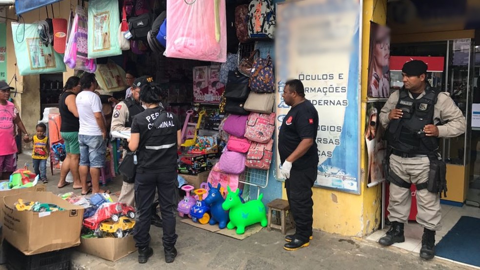 Feto estava na calçada de loja na feira central de Santa Rita (Foto: Walter Paparazzo/G1)