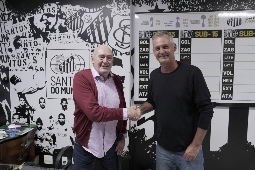 Andres Rueda, presidente do Santos, cumprimenta o técnico Lisca — Foto: Divulgação/Santos
