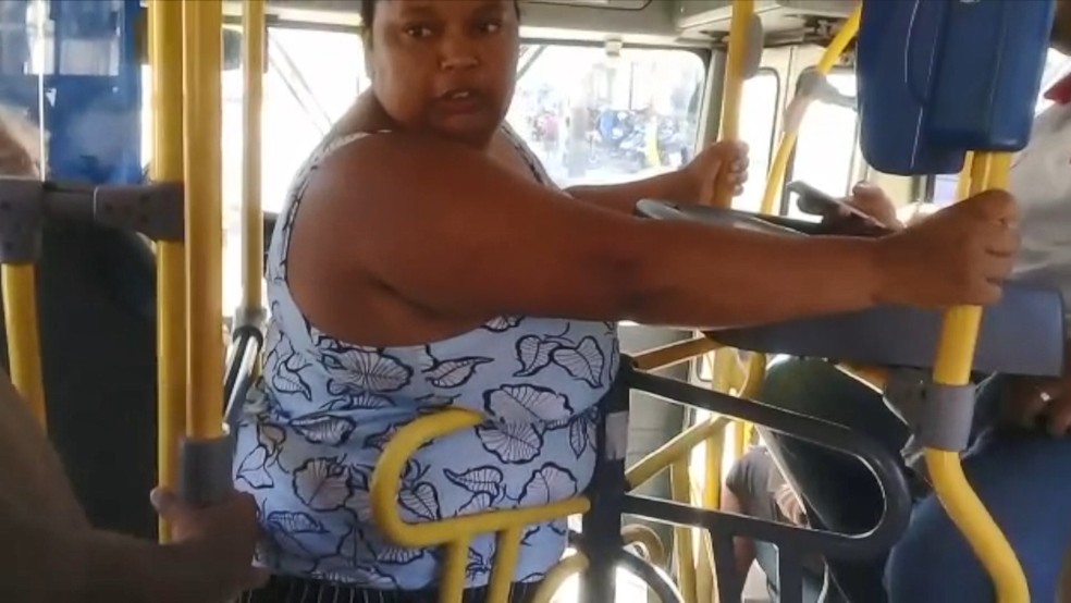 Mulher fica presa em roleta de ônibus em Guarapari, no Espírito Santo — Foto: Reprodução/ TV Gazeta