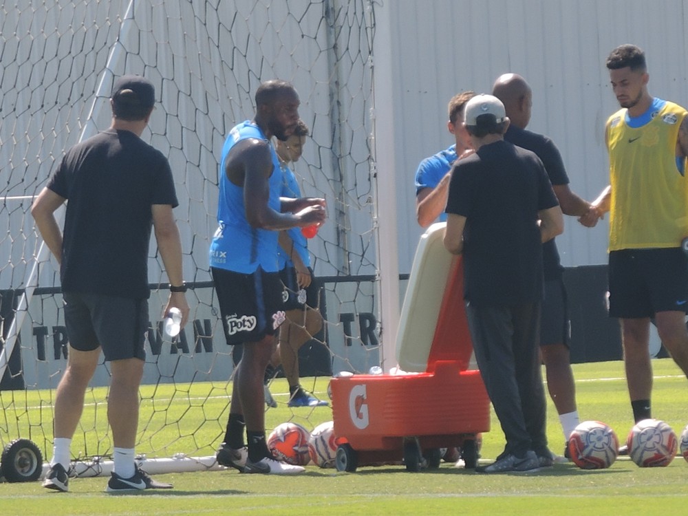 Manoel e Boselli treinam em coletivo de Carille