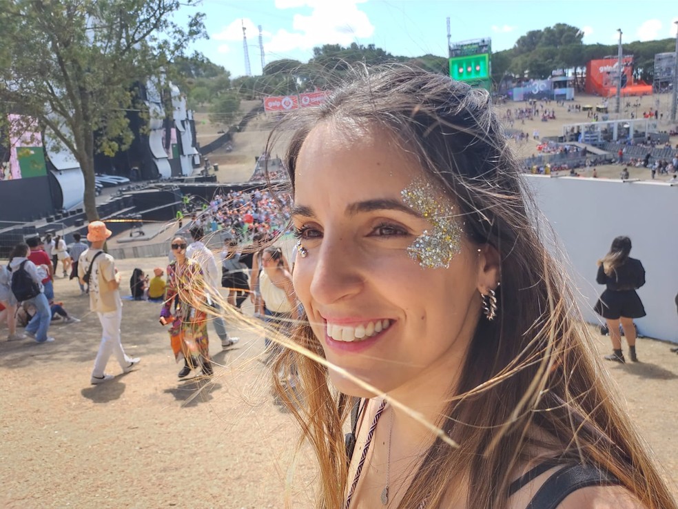 A portuguesa Tania Santos fez maquiagem inspirada em Anitta e chegou cedo ao Rock in Rio Lisboa para garantir lugar perto do palco — Foto: Gustavo Cunha/O Globo