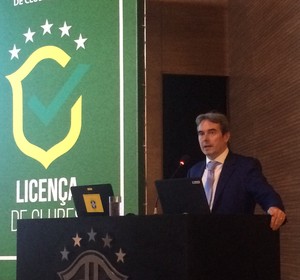 Sefton Perry, da Uefa, durante palestra na CBF (Foto: Martín Fernandez)