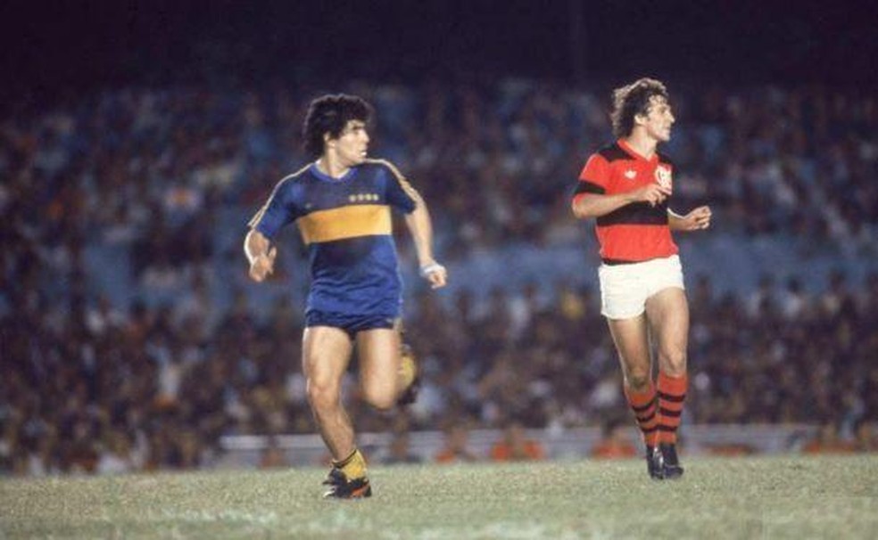 Maradona x Zico: único duelo com camisas de Boca e Flamengo foi em despedida de Carpegiani — Foto: Reprodução