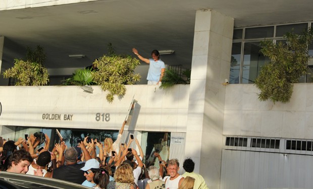 Roberto Carlos e fãs (Foto: Alex Palarea/AgNews)
