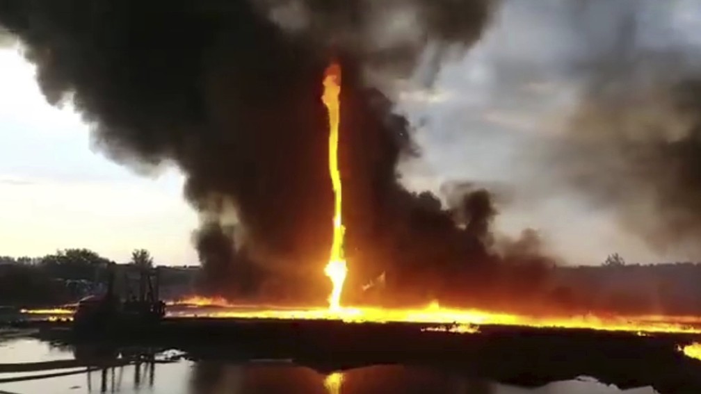 Bombeiros filmam raro tornado de fogo na Inglaterra; veja vídeo | Mundo | G1