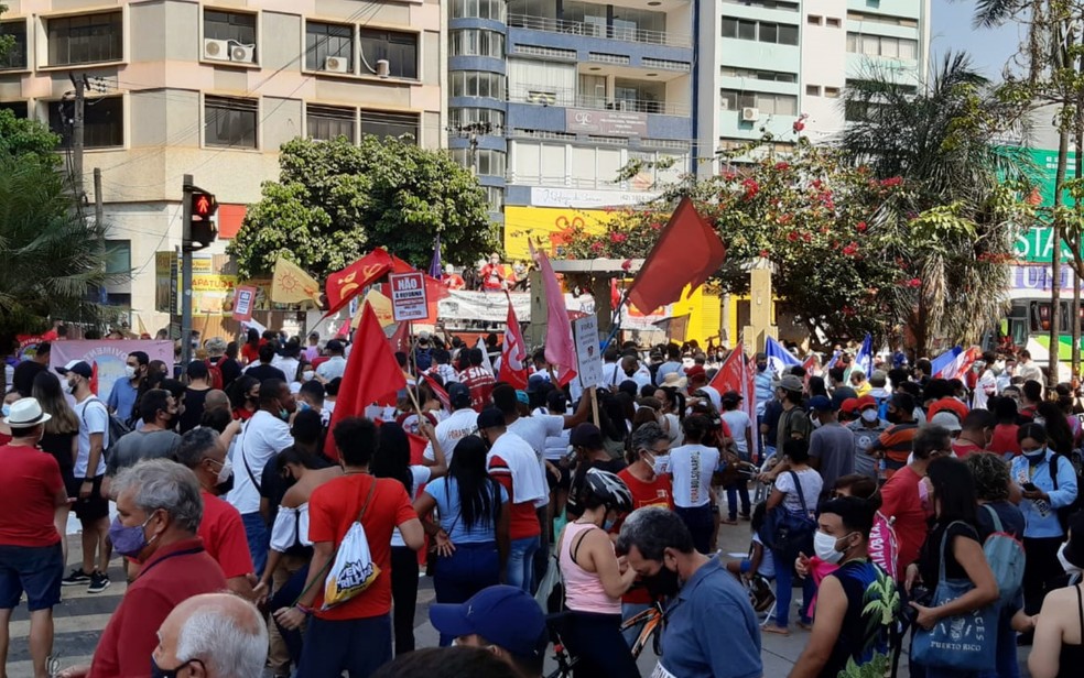 Manifestantes contra o governo pedem comida, vacina e direitos aos trabalhadores em Goiânia — Foto: Gustavo Martins/TV Anhanguera