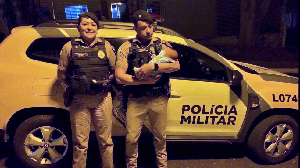 Bebê de 10 dias se engasga e é salvo por policiais militares no Paraná — Foto: Divulgação/PM