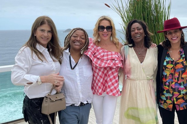 Narcisa Tamborindeguy com Martnália, Gloria Maria e mais amigas (Foto: Reprodução/Instagram)