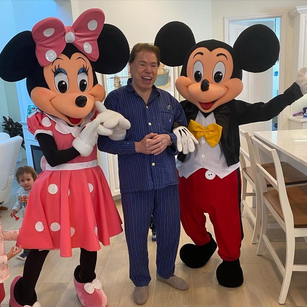 Silvio Santos recebe animadores fantasiados de Minnie e Mickey em sua casa nos EUA (Foto: Reprodução/Instagram)