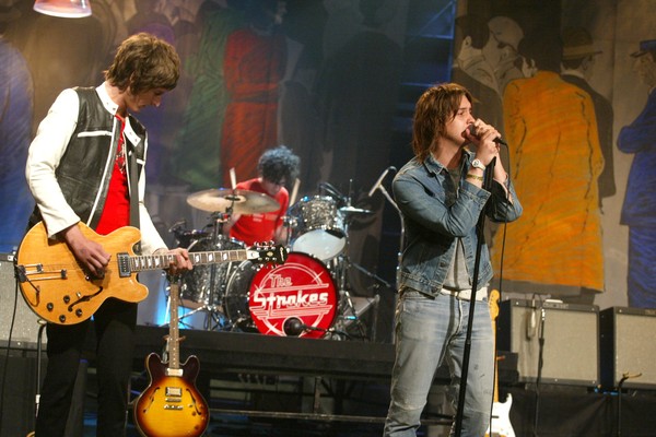 Os membros do Strokes durante um show (Foto: Getty Images)