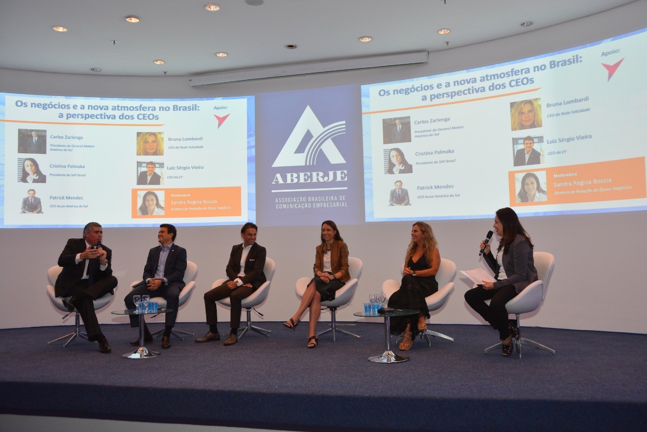 Carlos Zarlenga, da GM, Luiz Sérgio Vieira, da EY, Patrick Mendes, da Accor, Cristina Palmaka, da SAP, Bruna Lombardi, da Rede Felicidade, e Sandra Boccia, diretora de redação de Época NEGÓCIOS (Foto: João José Carniel)