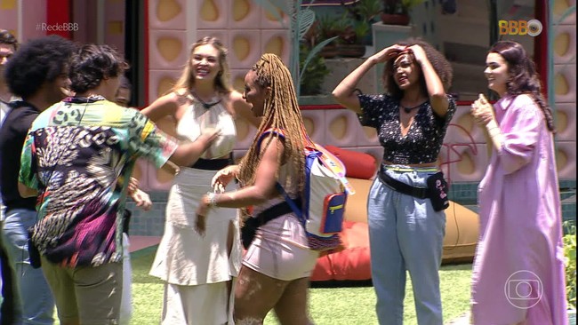 Integrantes do grupo Pipoca entram na casa do Big Brother Brasil e se emocionam