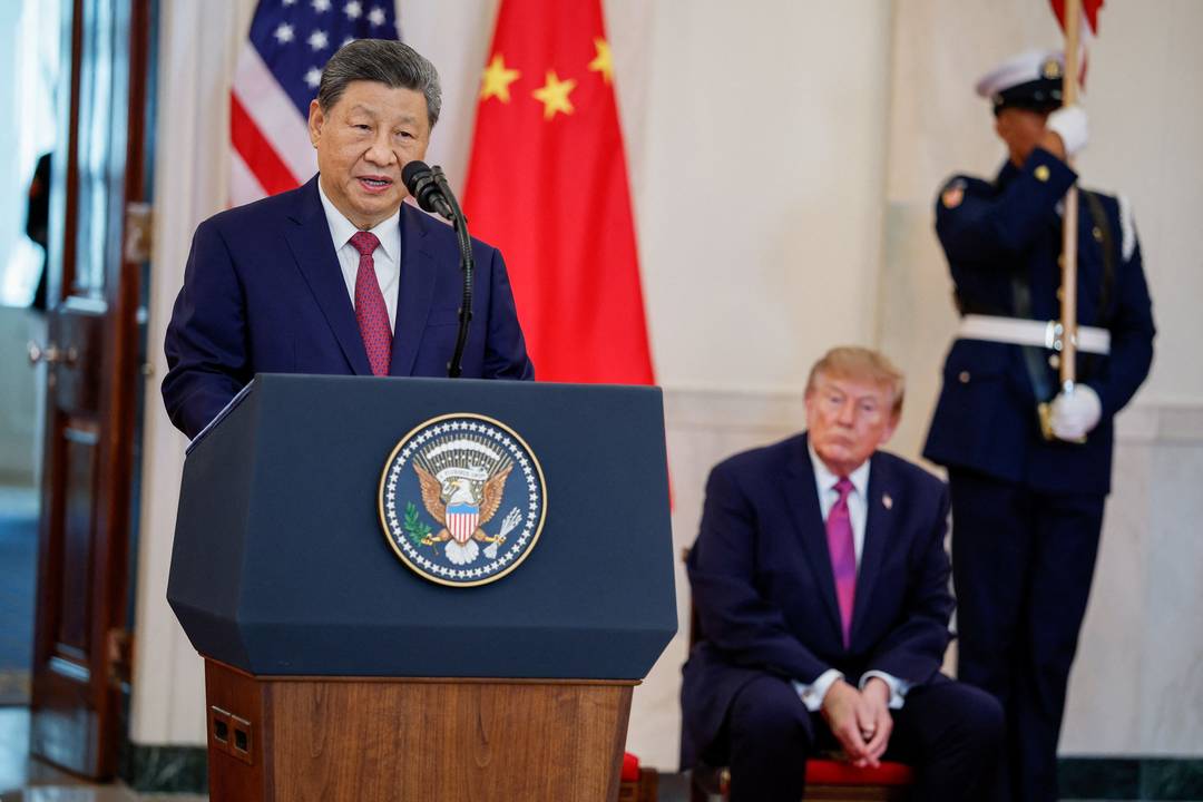 O presidente dos EUA, Donald Trump, ouve o discurso do presidente chinês, Xi Jinping, na Casa Branca