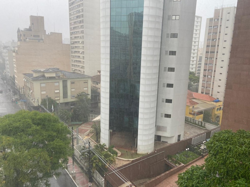 Chuva atinge Paraíso, na Zona Sul de SP — Foto: Patrícia Figueiredo/G1