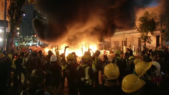 Em Hong Kong, manifestantes e policiais se enfrentam em mais um dia de protestos