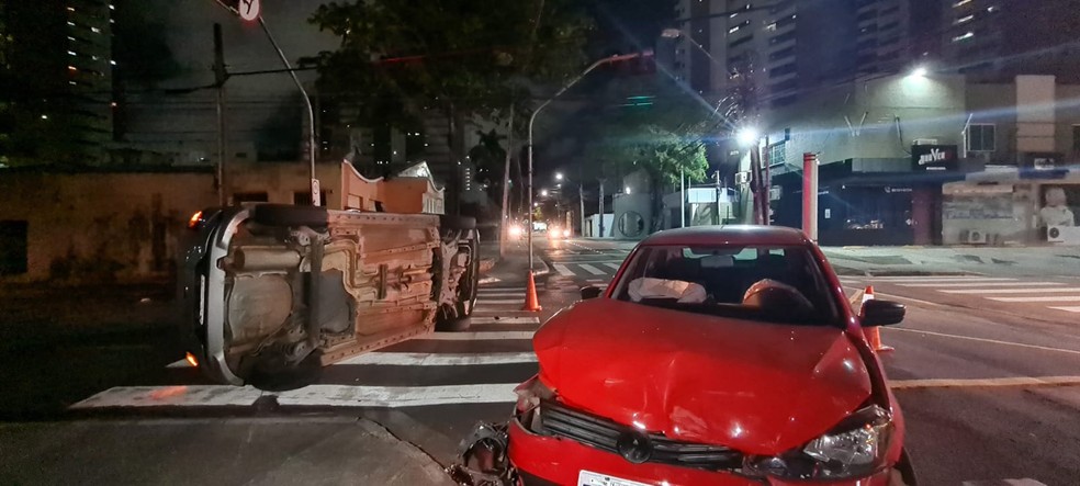 Parte frontal do veículo vermelho ficou bastante danificada com a batida, em Fortaleza. — Foto: Rafaela Duarte/SVM