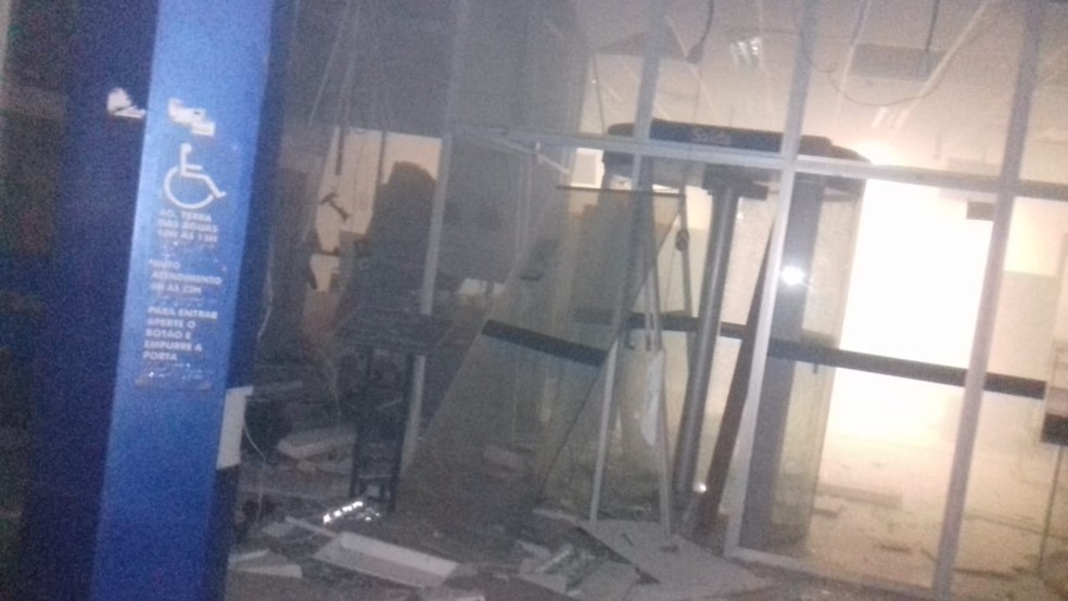 Criminosos explodiram caixas eletrônicos e levaram uma quantia em dinheiro não informada (Foto: Divulgação/WhatsApp)
