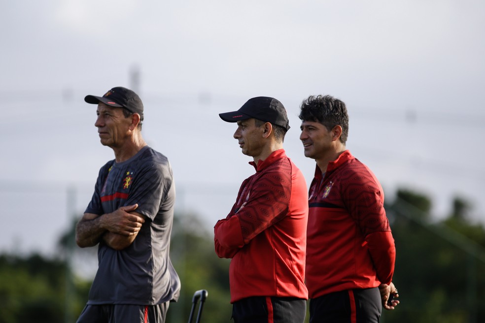 Técnico Gustavo Florentín, no meio, comanda treino do Sport — Foto: Anderson Stevens / Sport Club do Recife