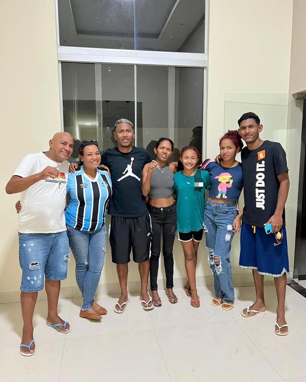 Depois de guardar dinheiro por um ano, lateral do Grêmio realiza sonho da família no Dia dos Pais